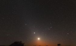 ظاهرة فلكية مبهرة .. "توأم الأرض الشرير" يظهر كقوس قزح ناري في سماء الليل